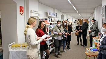 Schulleiterin Marion Müller (r.) eröffnet die Kunstausstellung des TMG Oschatz in der Stadtbibliothek.